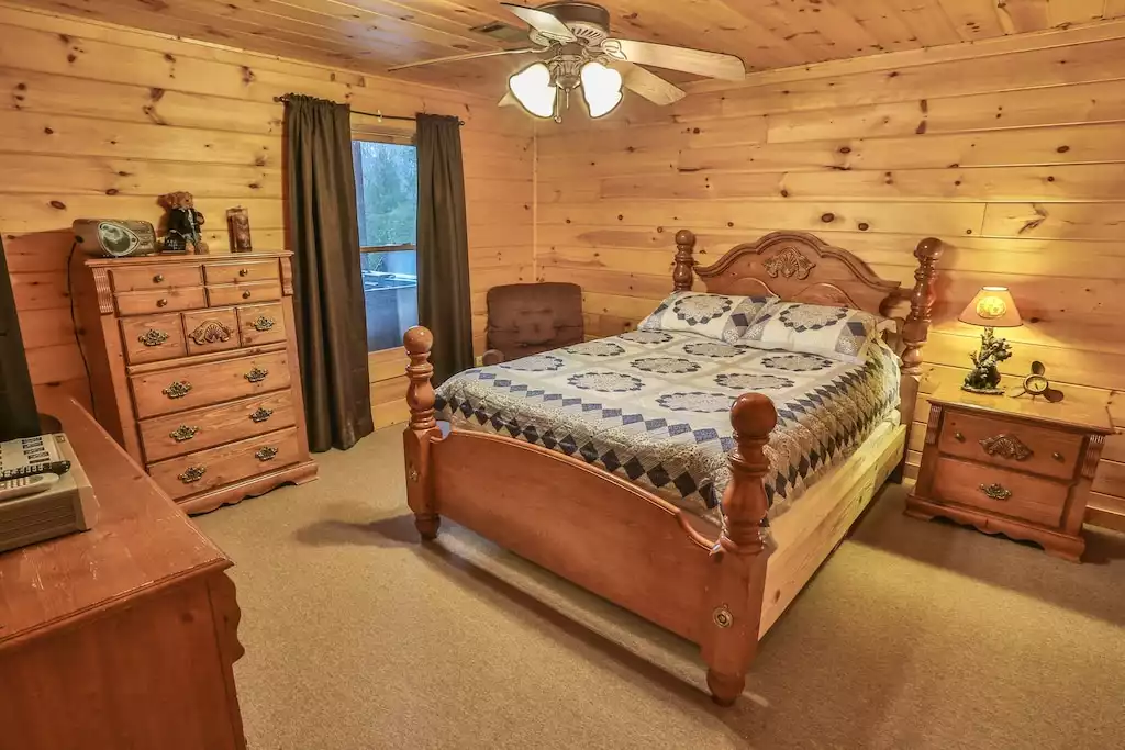 Private Terrace Queen bedroom with 32" HDTV, DVD/VCR and en suite.