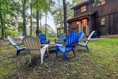Fire pit outside, perfect for s'mores! (Please note that Sevier County only allows open burning between May 15 and October 15 each year)