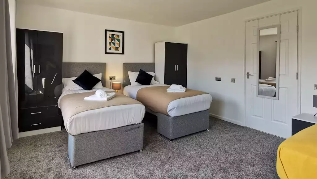 beautiful-6-bedroom-with-9-beds/