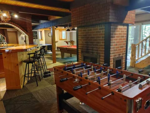 Pine Brook Lodge, 9 br, 5 ba, game room, fireplace