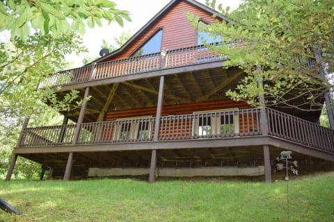Burrdenfree is a 3 story cabin in a gated community located in the beautiful Blue Ridge Mountains. 3 bedroom, 3 bath, plus TV room, laundry, fire pit, hammock, and all of the wildlife you can handle. "Burrdenfree" is the prefect getaway.