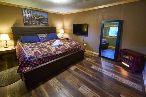 Steps from Pigeon Forge Parkway! Hottub + Firepit