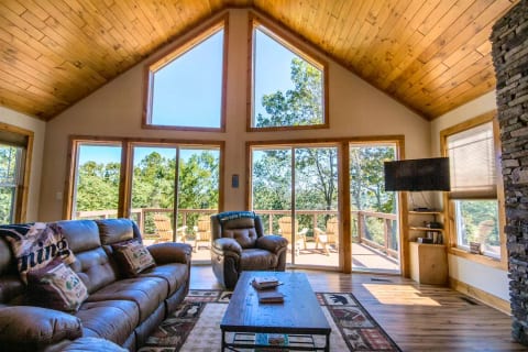 Vaulted ceilings, gas fireplace, flat-screen TVs