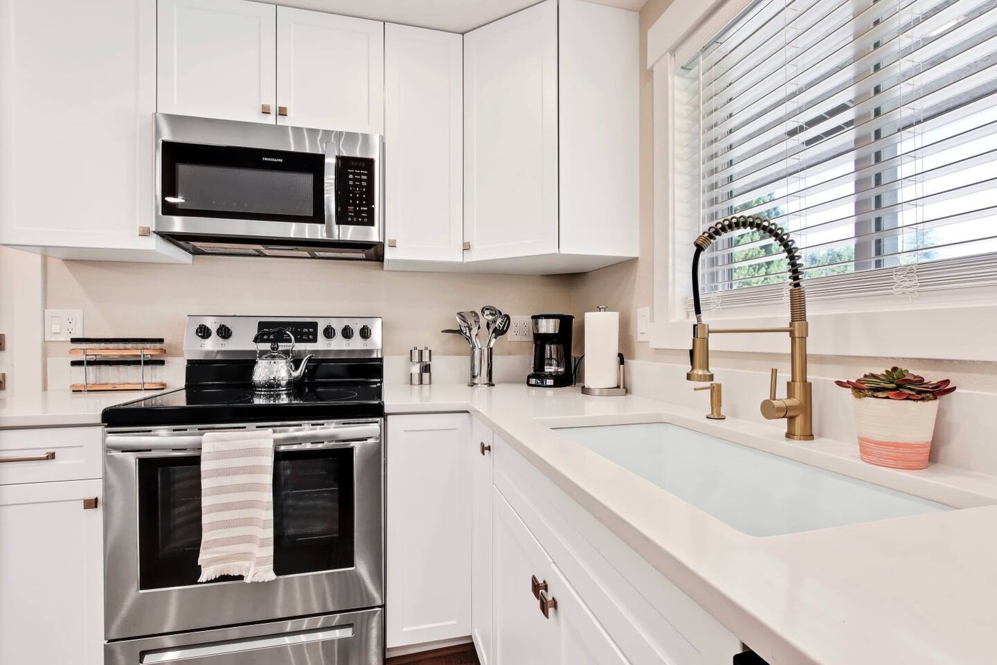 stunning-golf-course-retreat-4br-home/