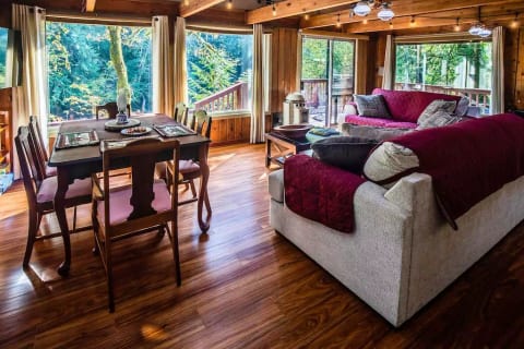 Cascade River Cabin-riverfront, wood-fired hot tub