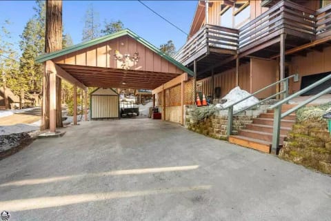 Carport- Fits one car, Drifveway fits 2 cars.
