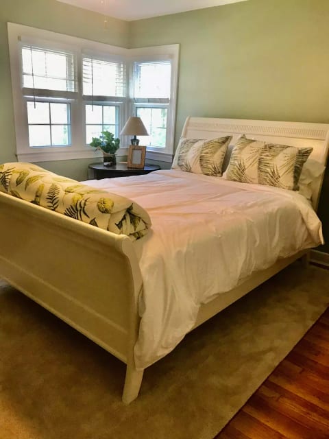 Charming Cozy Cottage in the town limits