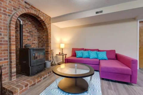 West Linn 2 bedrooms, EV Charger, quiet by stream