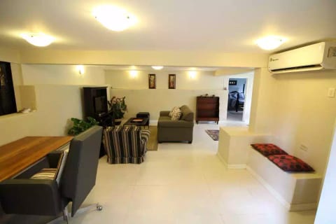 Desk for working and living room with cable TV and fast WIFI.