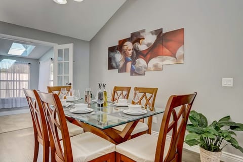 Dining room: (Dragon Stone)
Dining room with plenty of natural lighting direct access to the kitchen.