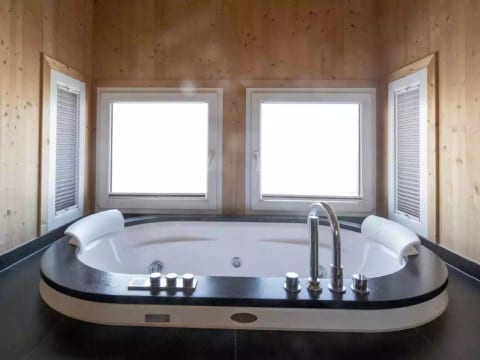 #2 mit IR-Sauna & Sprudelwanne innen