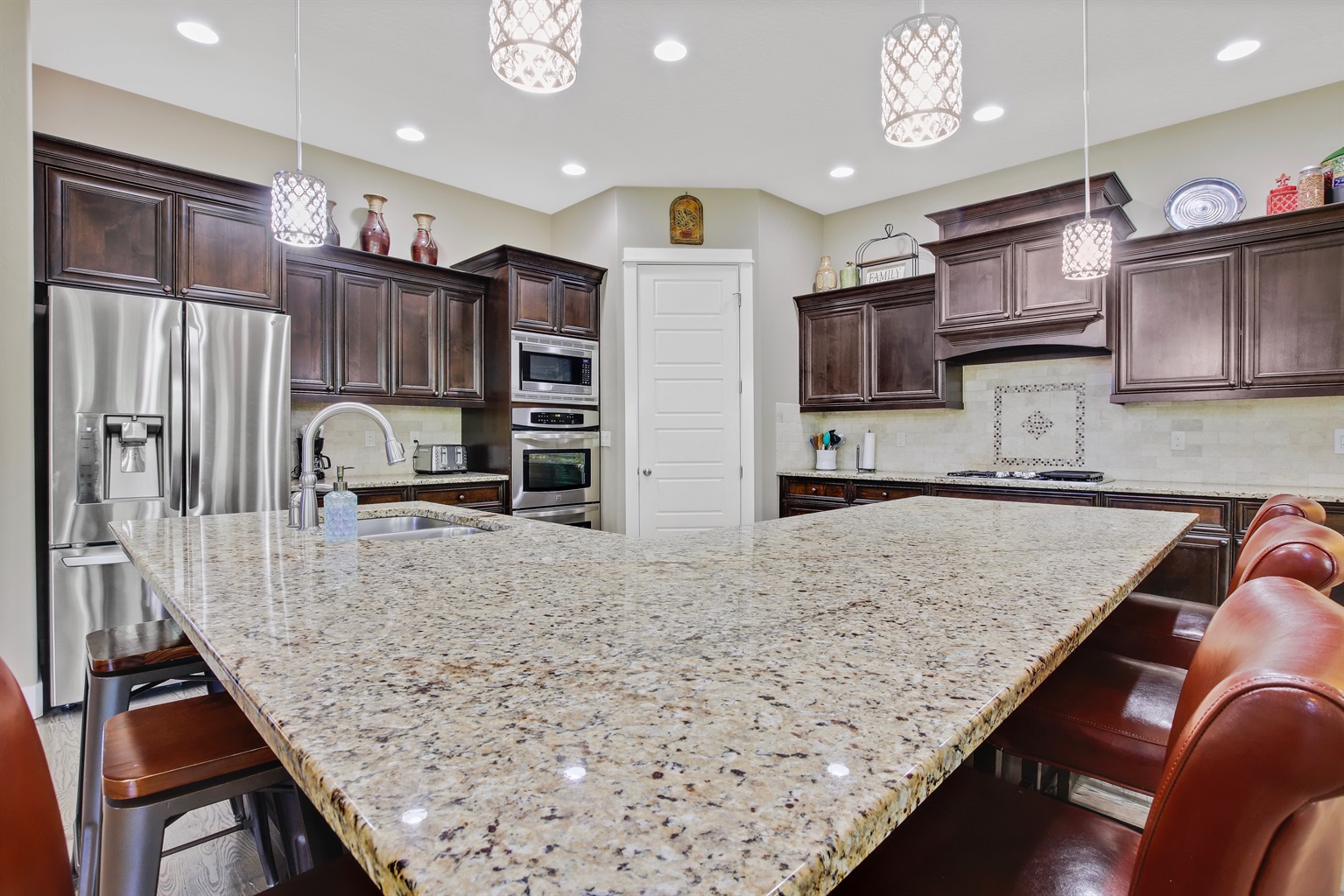 large-modern-5-bedroom-custom-home-centrally-located-in-meridian/