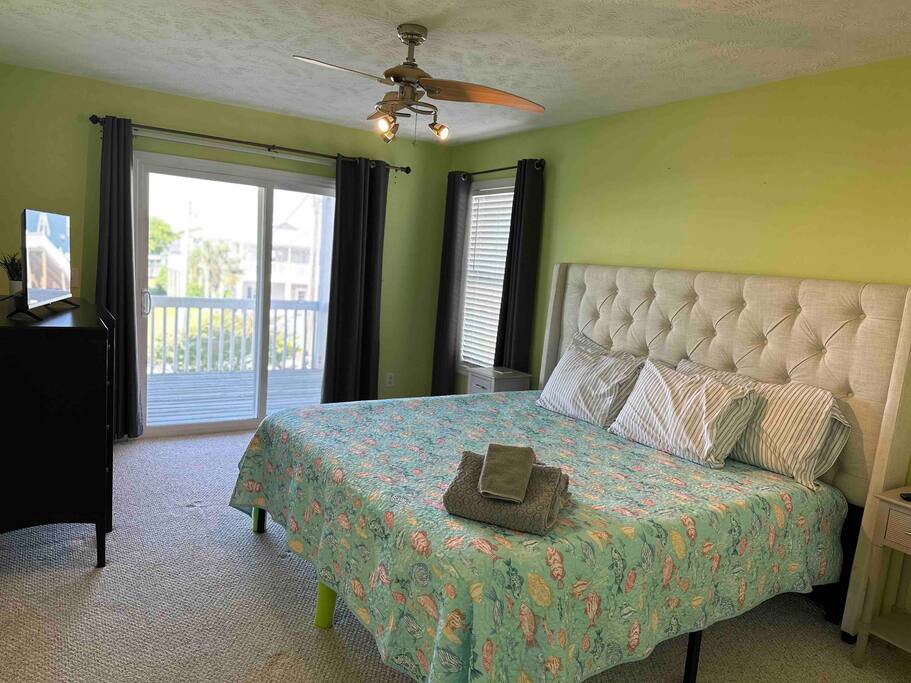 Relaxation awaits at Crabby Chuck’s beach house! - Surf City