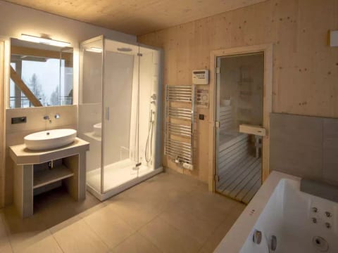 Superior # 02 Sauna&Sprudelwanne innen
