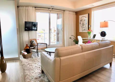 Impressions at Sole | Park Free | King Bed | WFH