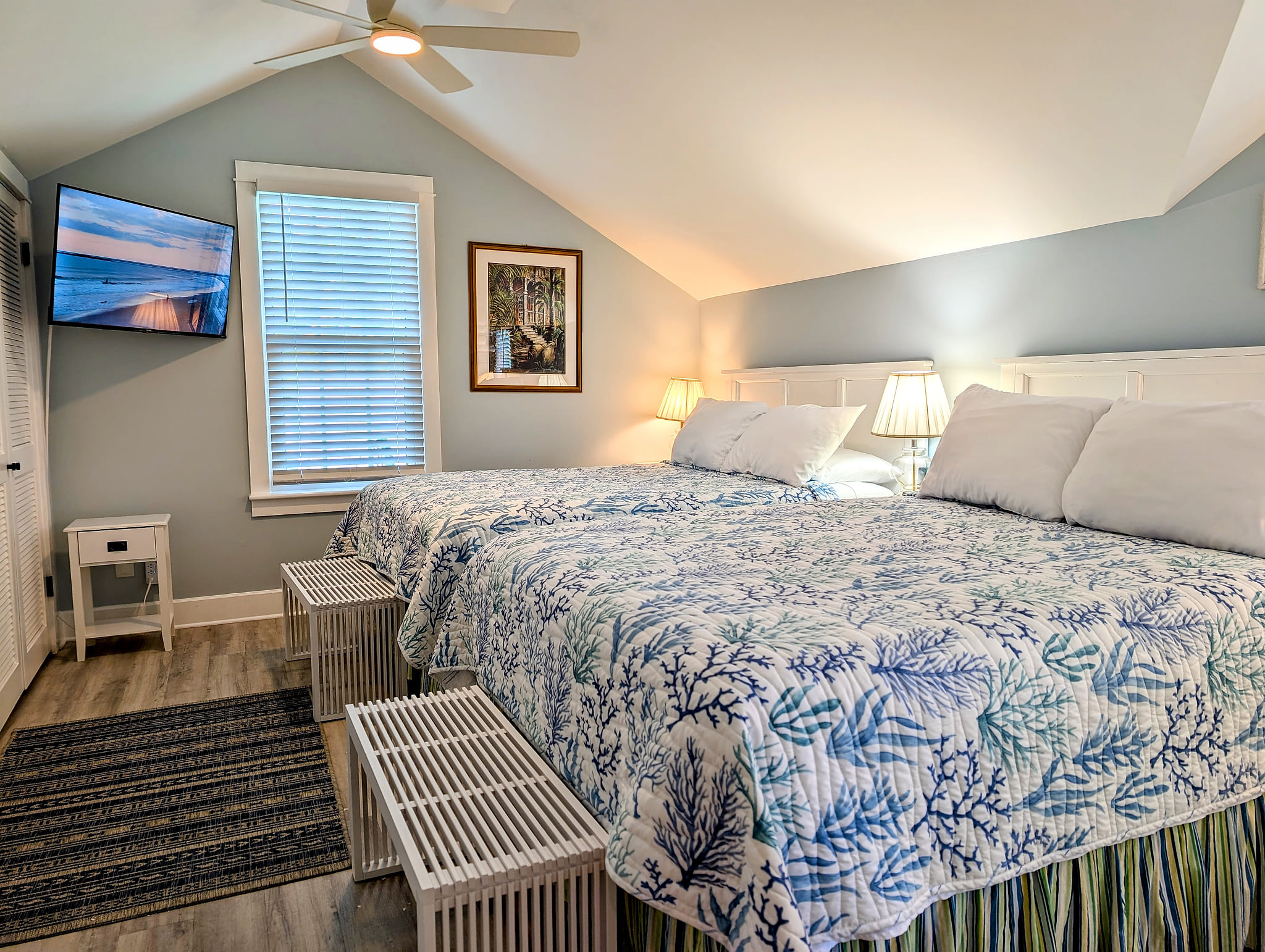 Two queen beds on third floor Cathouse Old Town Oasis Huge Heated Pool & Parking