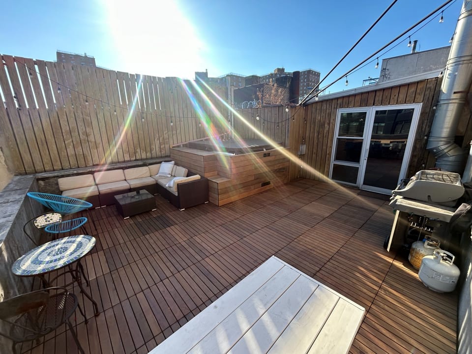 Private Roofdeck: Hot Tub, BBQ, Picnic Table, Lounge