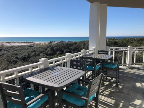 Sweeping Gulf views, Huge Balcony, 4 Free Bikes!