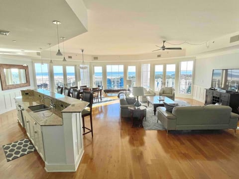 Sweeping Gulf views, Huge Balcony, 4 Free Bikes!