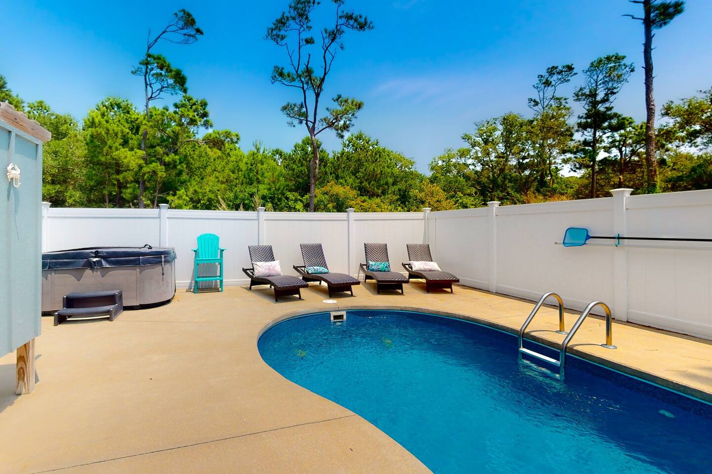 Sitting area near pool