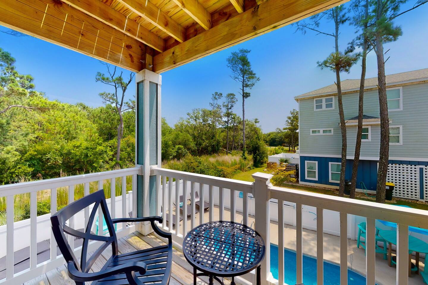 Outdoor Sitting to have a view of pool!