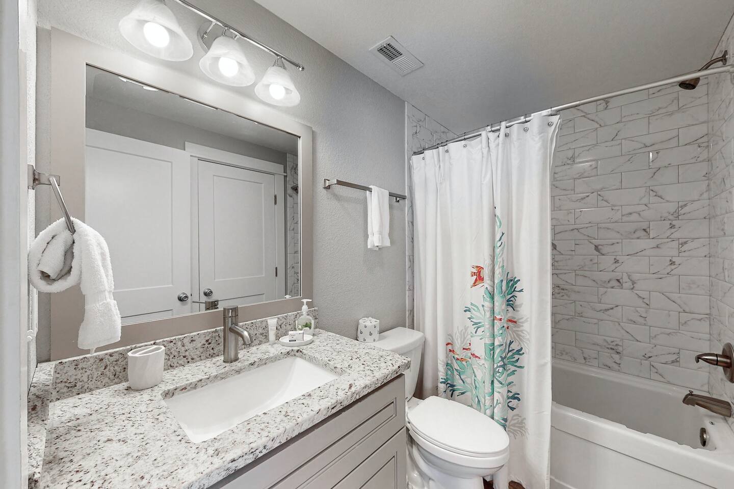 Indulge in a luxurious bath with a view!