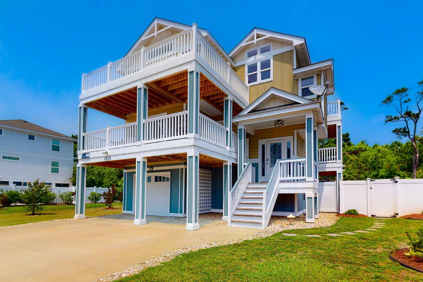 Front view with garage