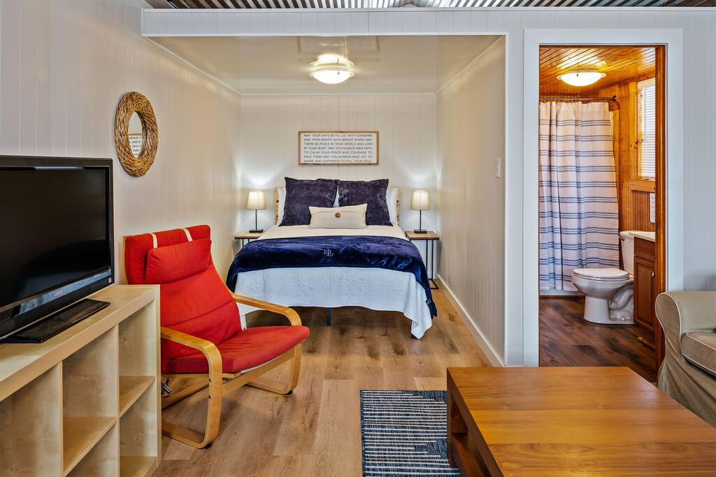 Inside the bunkhouse...this cozy separated spot features another Queen bed, a Full bed and a bathroom with tub/shower combo. 