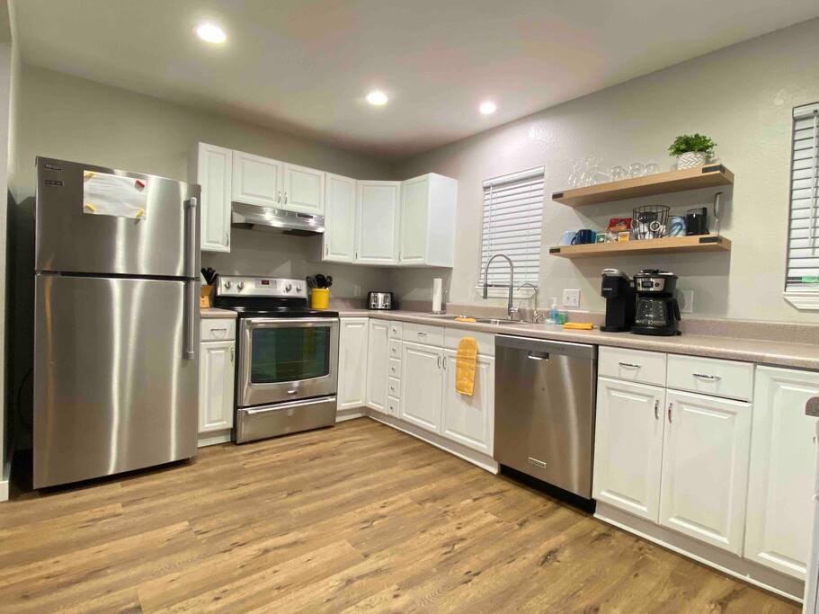 open-water-view:-hot-tub-dock-fire-pit-kayak/