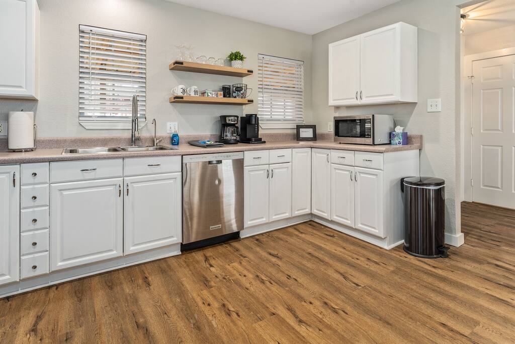 open-water-view:-hot-tub-dock-fire-pit-kayak/