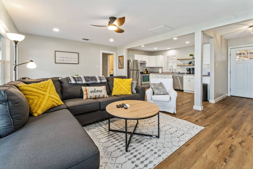 open-water-view:-hot-tub-dock-fire-pit-kayak/