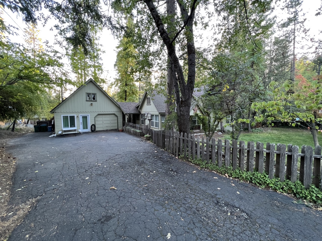 Long driveway with plenty of room for our main house and studio guests, on peaceful, quiet street. Long driveway with plenty of room for our main house and studio guests, on peaceful, quiet street. - The Green House Twain Harte Retreat #2 - Twain Harte