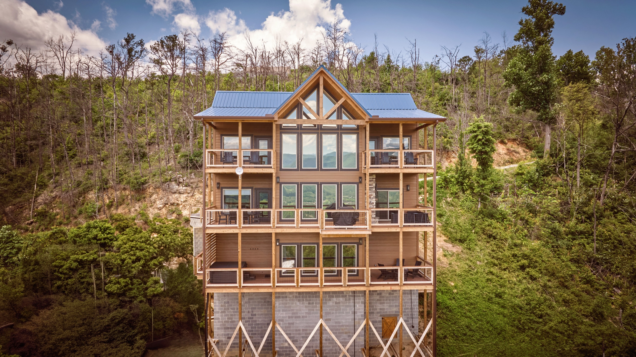 Luxury Secluded 4 bedroom, 4.5 bathroom, sleeps 12