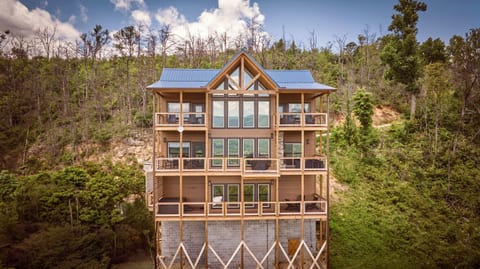 Luxury Secluded 4 bedroom, 4.5 bathroom, sleeps 12