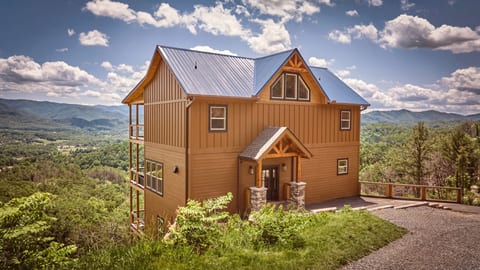 Luxury 4 bedroom with 25 mile mountain views 