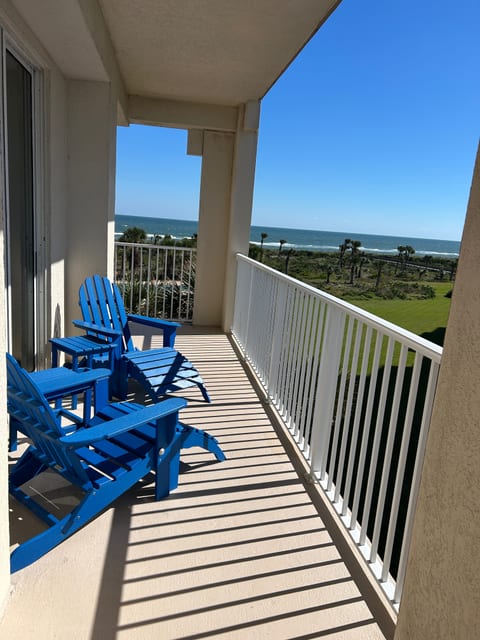 Side balcony with view to ocean