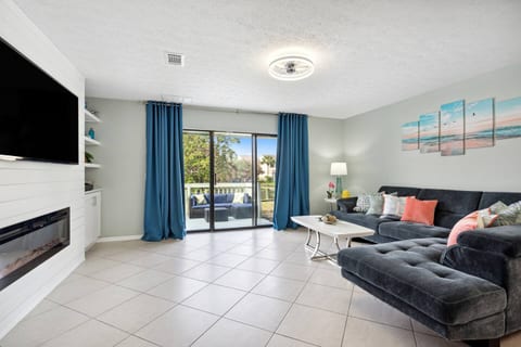 ~Beach Breeze Retreat ~ Upscale Resort ~ 11Pools ~