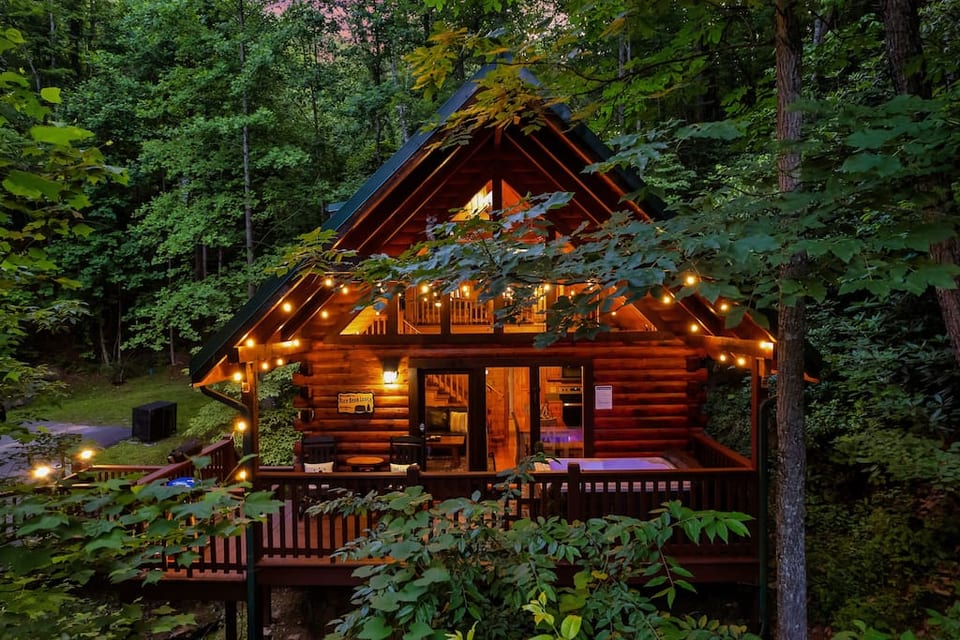 Cozy Cabin With Hot Tub, Stream, 3 Miles to GSMNP - Gatlinburg