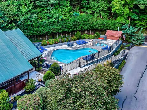 Couples or Family Cabin w/ Relaxing Water Feature