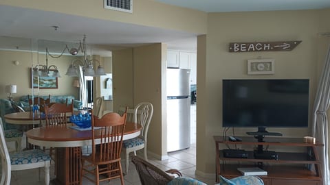 Dining area. Seating for 6.