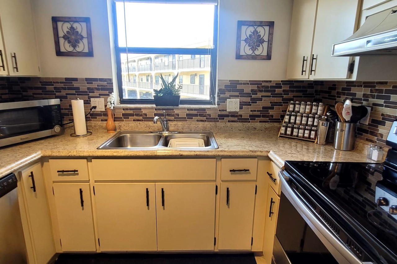 Pro Fishing Dock Private Beach Paradise Escape- Private Beach, Heated Pool, Fully Stocked, Pets Welcome! - Port Charlotte