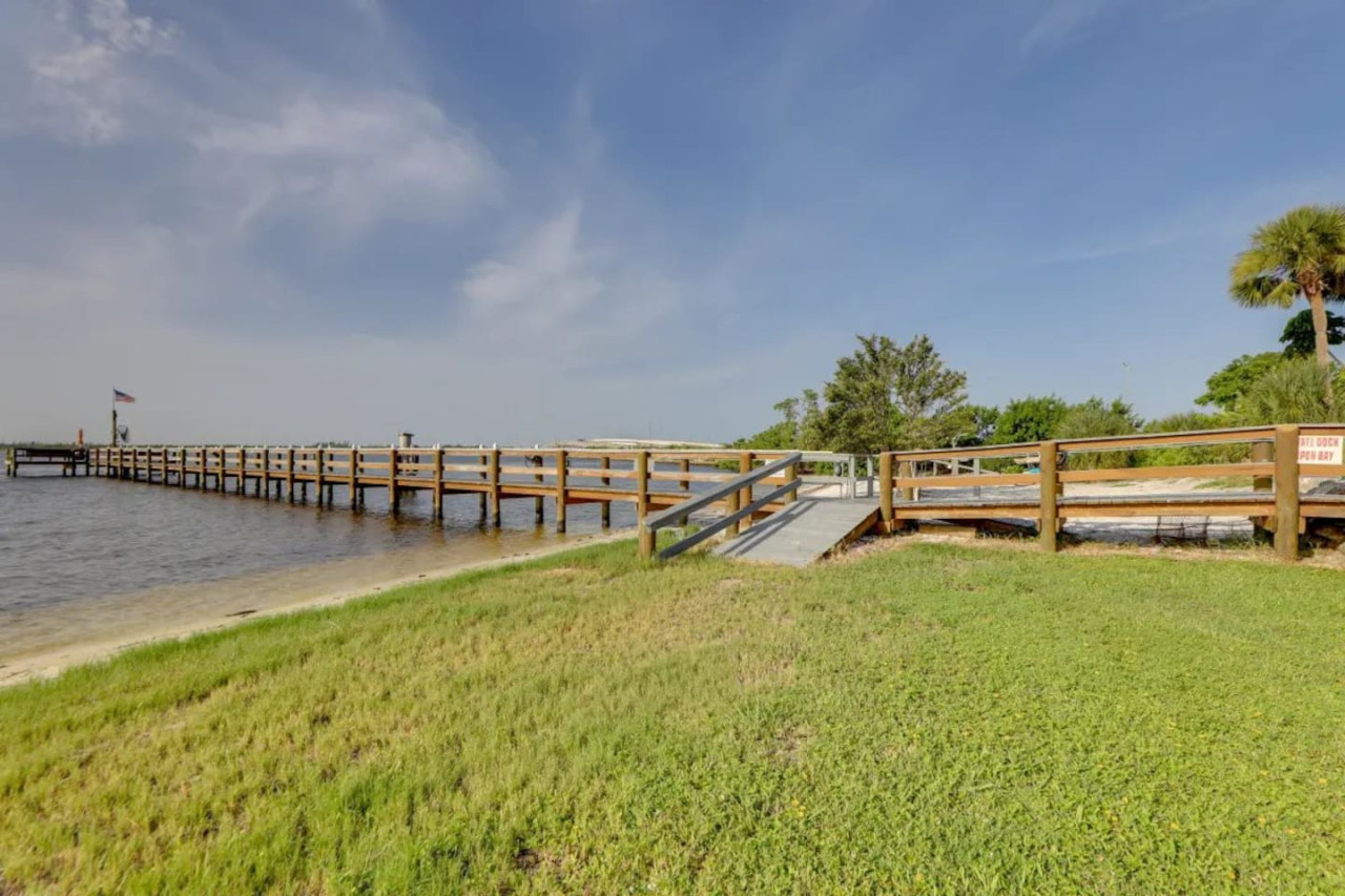 Pro Fishing Dock Private Beach Paradise Escape- Private Beach, Heated Pool, Fully Stocked, Pets Welcome! - Port Charlotte