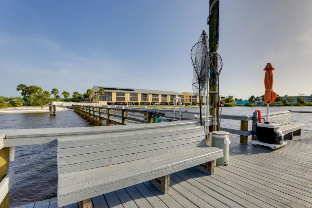 Pro Fishing Dock Private Beach Paradise Escape- Private Beach, Heated Pool, Fully Stocked, Pets Welcome! - Port Charlotte