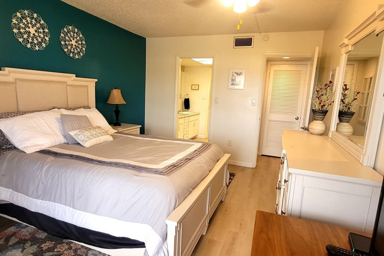 Pro Fishing Dock Private Beach Paradise Escape- Private Beach, Heated Pool, Fully Stocked, Pets Welcome! - Port Charlotte