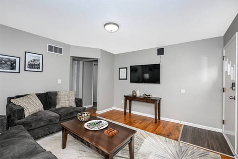 Dan Street Bungalow: 1 BR & 1 BA, A/C & laundry