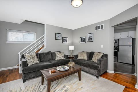 Dan Street Bungalow: 1 BR & 1 BA, A/C & laundry