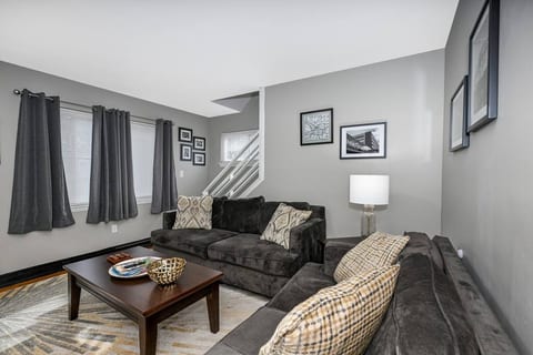 Dan Street Bungalow: 1 BR & 1 BA, A/C & laundry