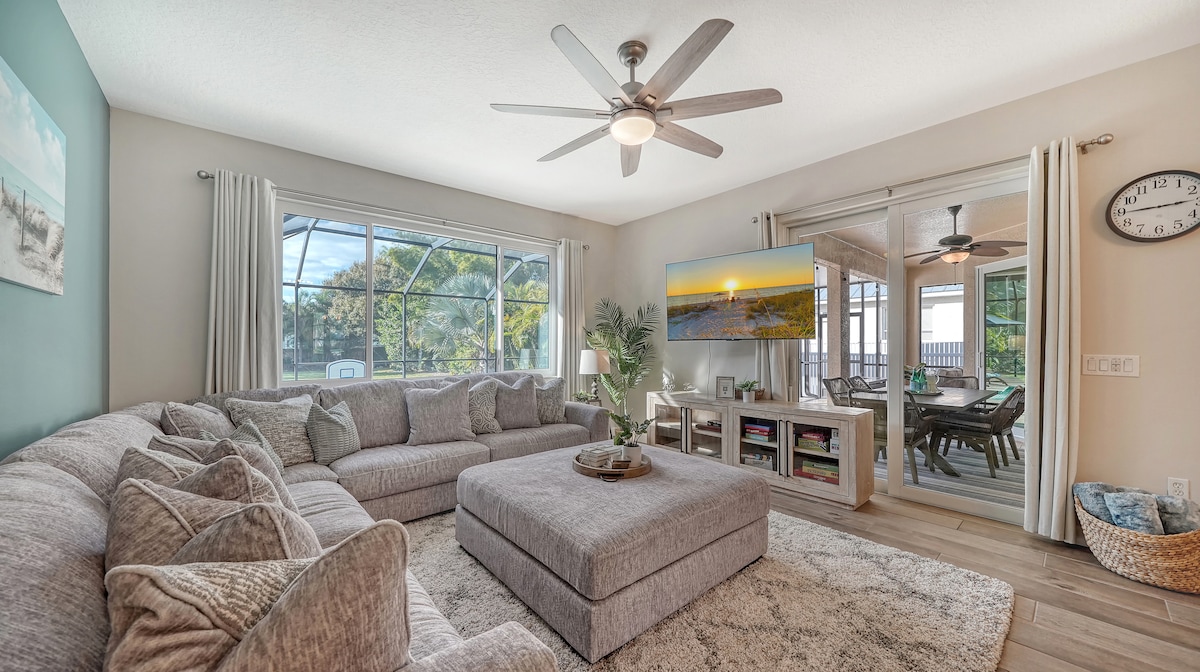 Cozy Outdoor Living+Private Yard+AMI in Mins!