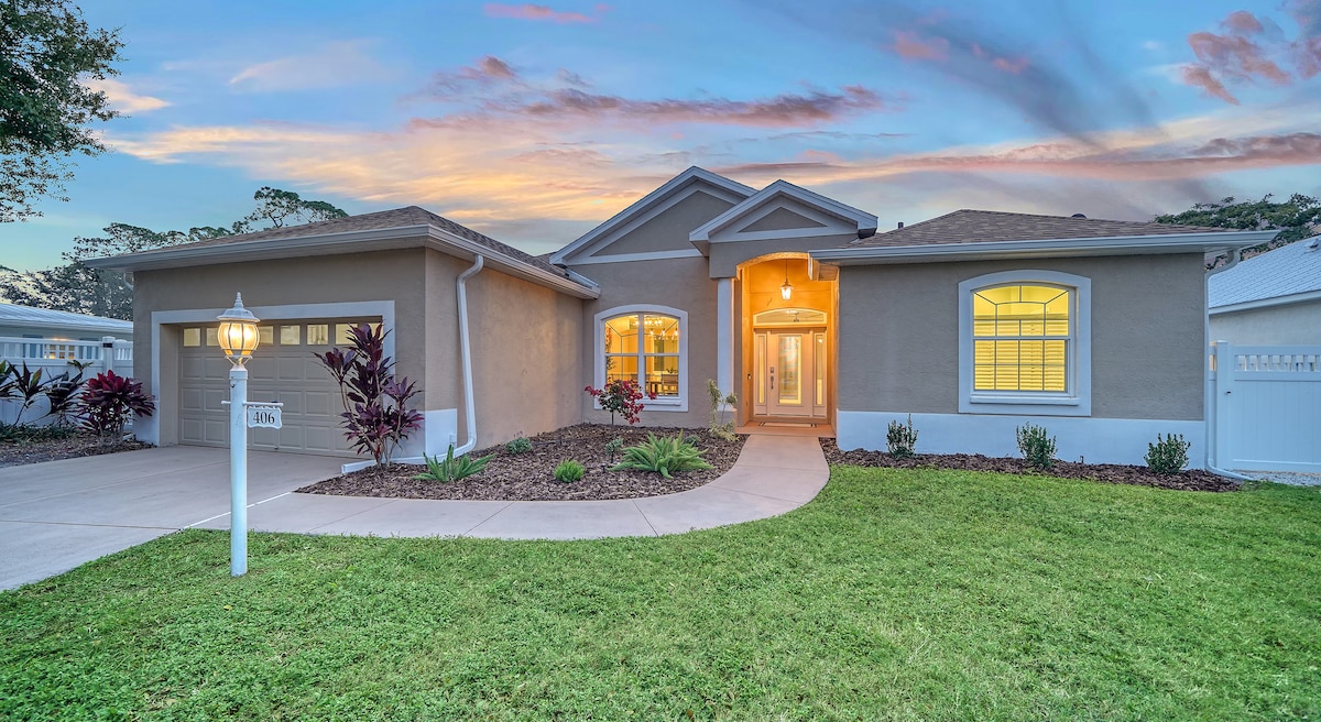 Cozy Outdoor Living+Private Yard+AMI in Mins!