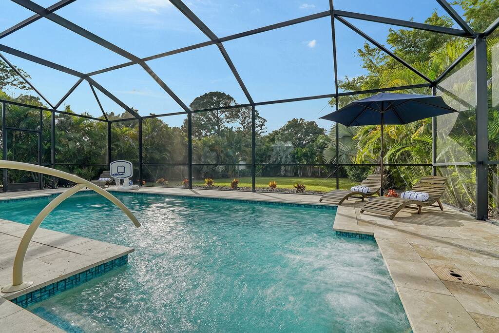ami-5-miles+lrg-heated-saltwater-pool+dog-friendly/